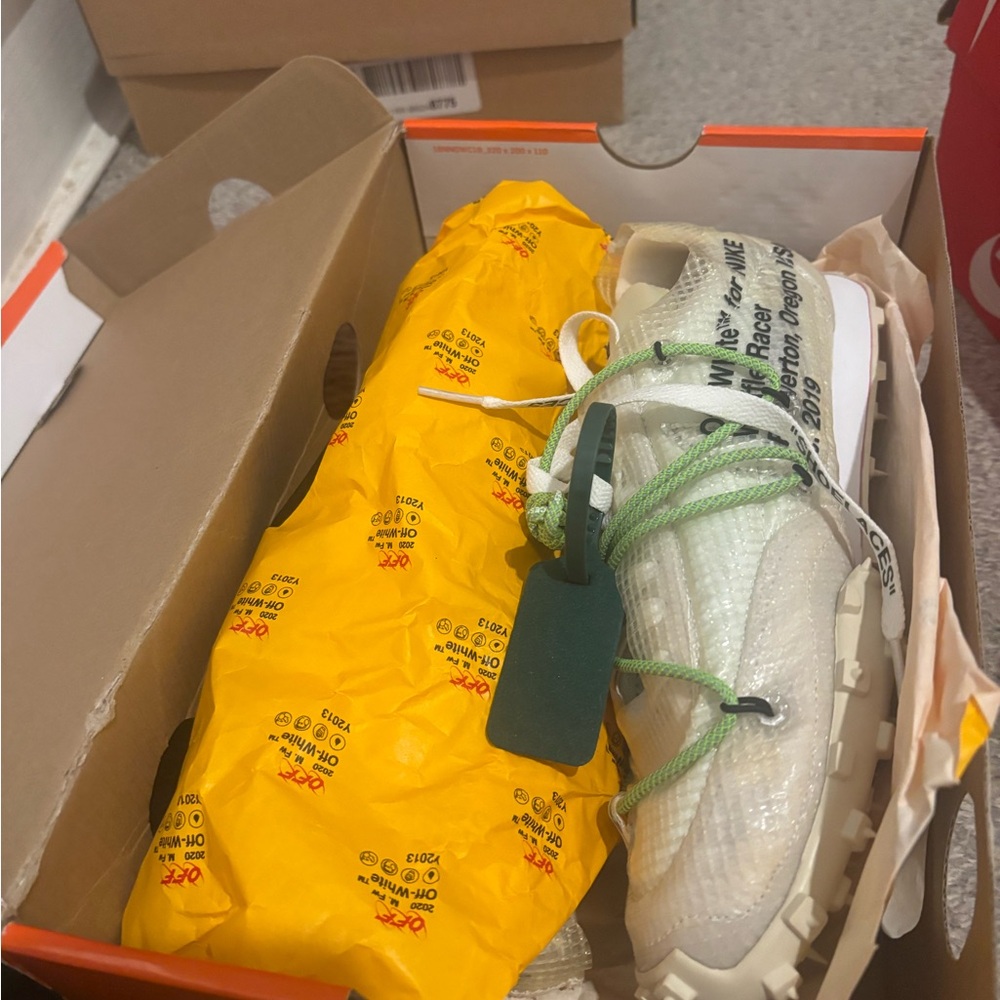 Nike White and Green Sneakers OFF WHITE